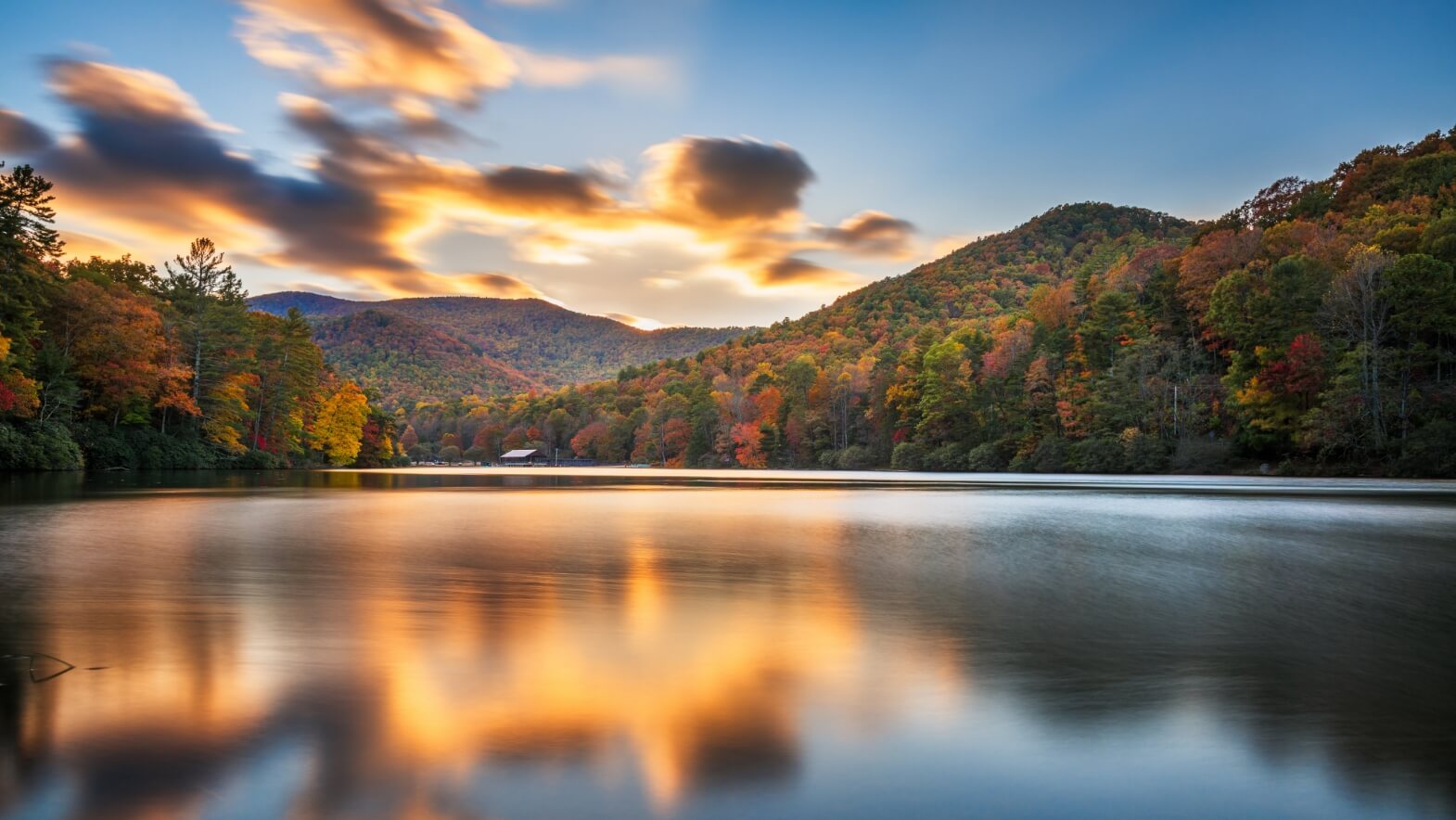 Autumn landscape scene of a lake in Vogel State Park